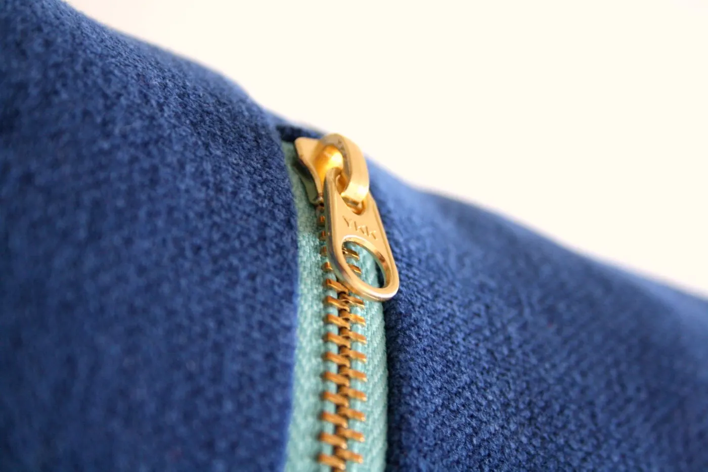 Fermeture éclair dorée sur une veste bleue